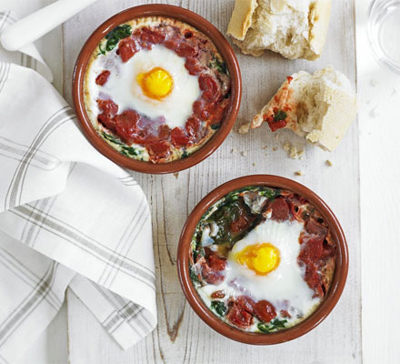 Baked eggs with spinach & tomato