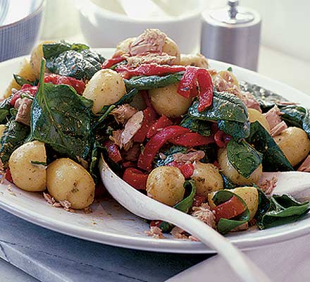 New potato, tuna & spinach salad