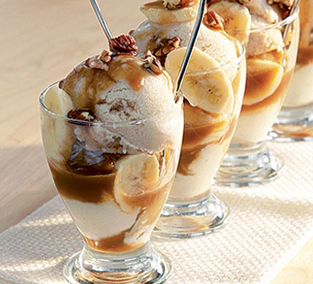 Banana ice sundaes with fudge sauce