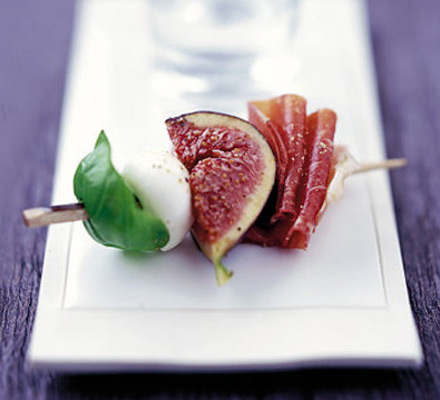 Marinated figs with prosciutto, mozzarella & basil
