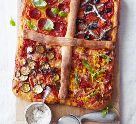 Four-in-one pizza with dough stick dividers