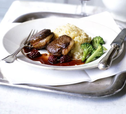 Pan-fried venison with blackberry sauce