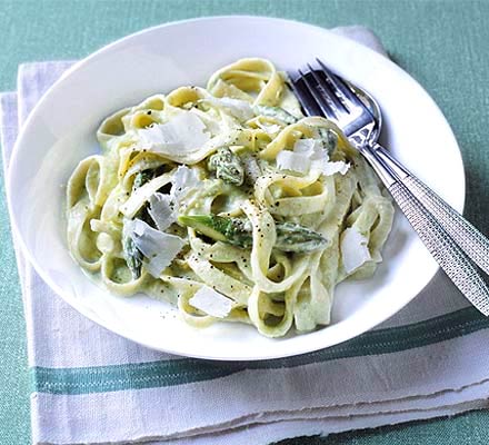 Asparagus cream pasta