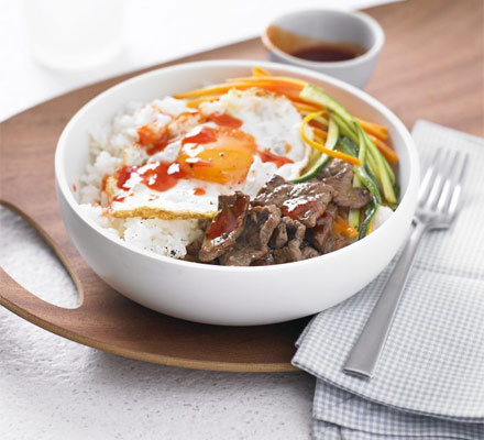 Sushi rice bowl with beef, egg & chilli sauce