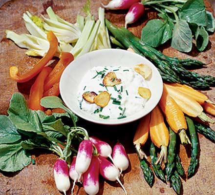 Roasted garlic dip with vegetable platter