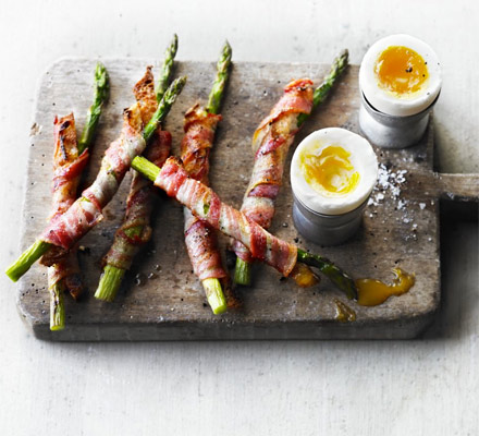 Soft-boiled duck egg with bacon & asparagus soldiers
