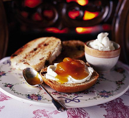 Toasted teacakes with apricot compote
