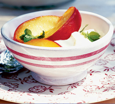 Nectarines with velvety vanilla cream