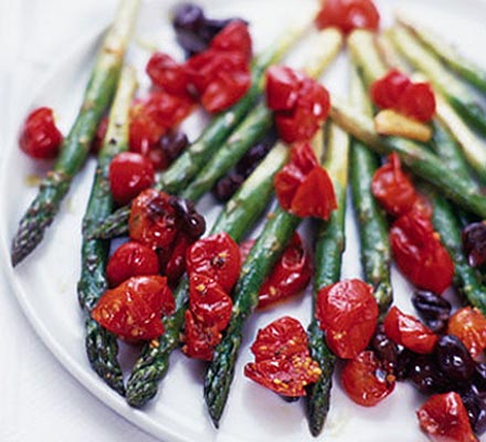 Roast tomatoes with asparagus & black olives