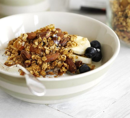 Honey crunch granola with almonds & apricots