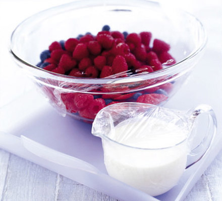 Drunken berries with cream