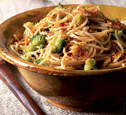 Spaghetti with broccoli & anchovies