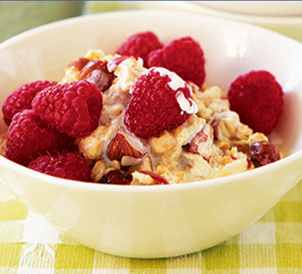 Honey muesli with raspberries & hazelnuts