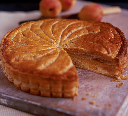 Apricot gâteau Pithiviers