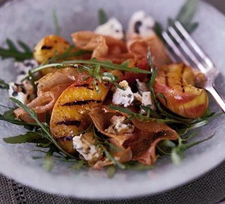 Griddled peaches with prosciutto & blue cheese