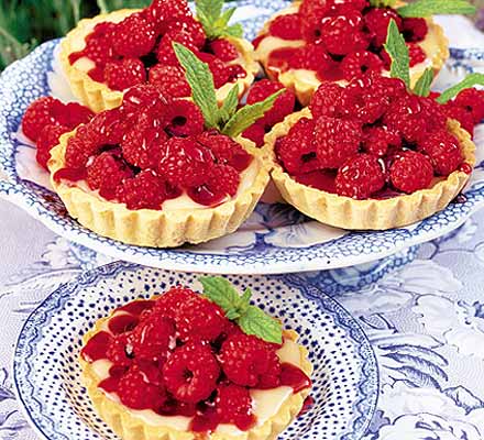 Berry almond tartlets with white chocolate