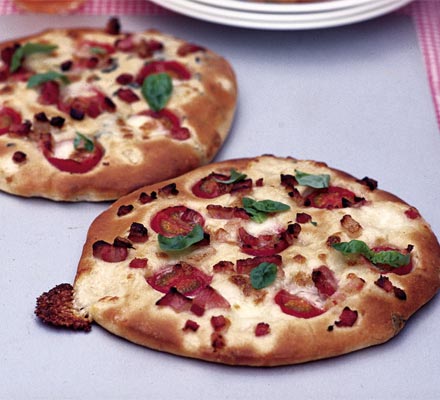 Cherry tomato & pancetta pizza