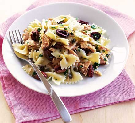 Bows with tuna, olives & capers
