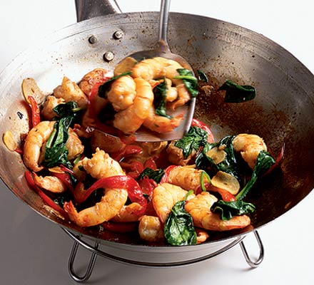 Stir-fry prawns with peppers & spinach