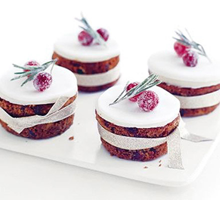 Little frosty Christmas cakes
