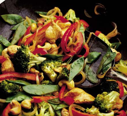Broccoli, chicken & cashew nut stir fry