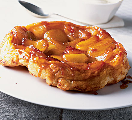 Tart tatin with brandy cream