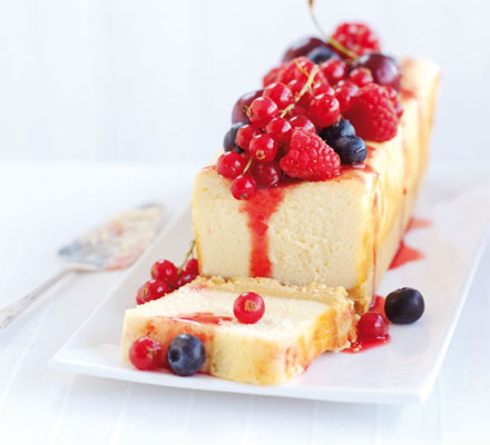 Berry shortbread cheesecake slice