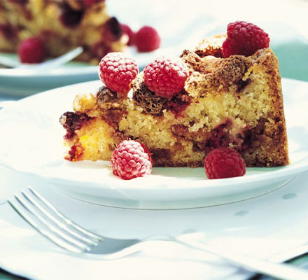 Raspberry & amaretti crunch cake