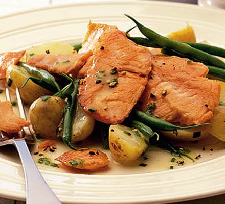 Pan-fried smoked salmon with green beans & chives