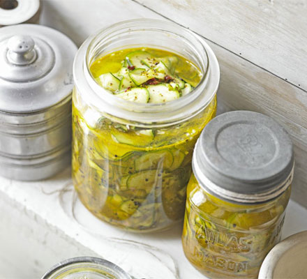 Crunchy courgette pickle