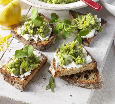 Pea & broad bean hummus with goat’s cheese & sourdough