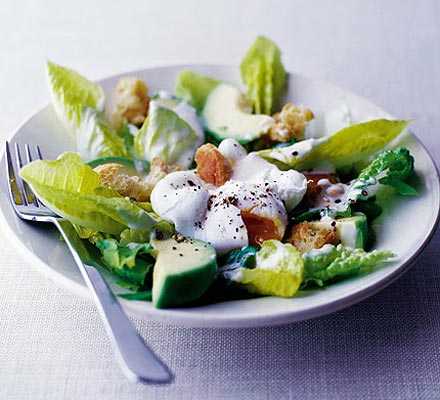 Poached egg salad with garlic croutons