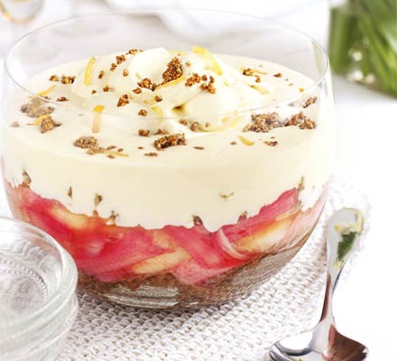 Rhubarb, apple & ginger crunch trifle