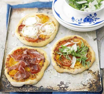 Easy tomato pizzas