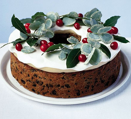 Elegant berry wreath cake