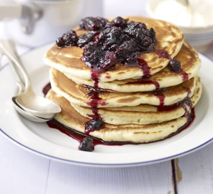 American-style pancakes with vanilla berry compote