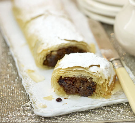 Christmas pudding strudel