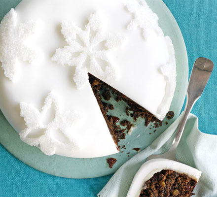 Sugar-dusted snowflake cake