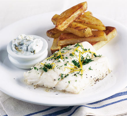 Healthy fish & chips with tartare sauce