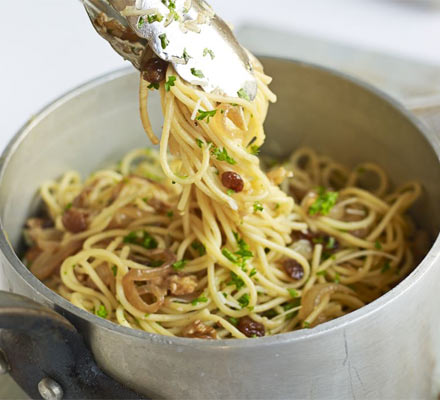 Spaghetti with walnuts, raisins & parsley