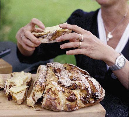 Cracked black pepper & figgy bread