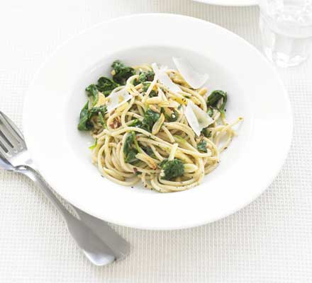 Spaghetti with spinach & garlic