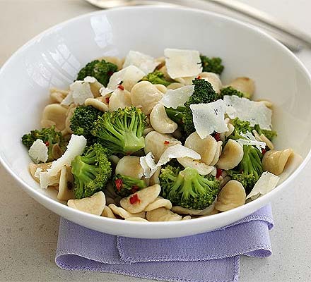 Pasta shells with broccoli & anchovies