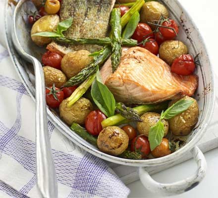 One-pan salmon with roast asparagus