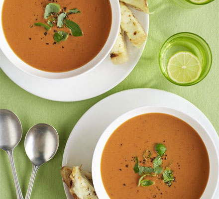 Quick tomato soup with cheesy garlic dippers