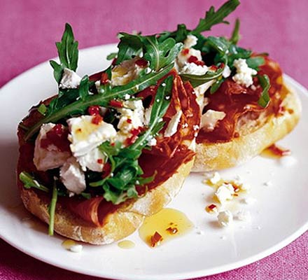 Spicy sausage goat’s cheese toasts