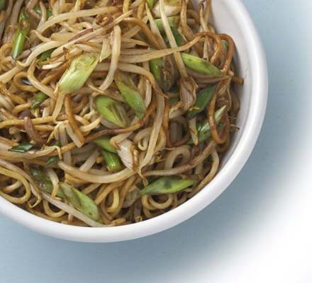 Stir-fried noodles & beansprouts