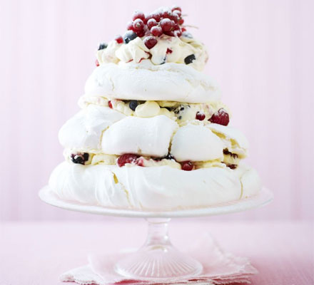 Pavlova cake with berries & cream