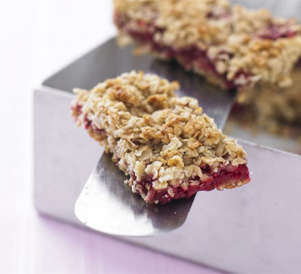 Raspberry oat traybake