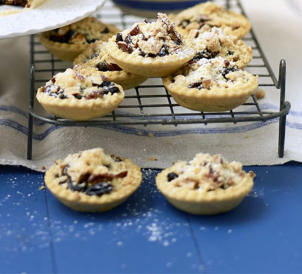 Easy mince pies with crunchy crumble tops